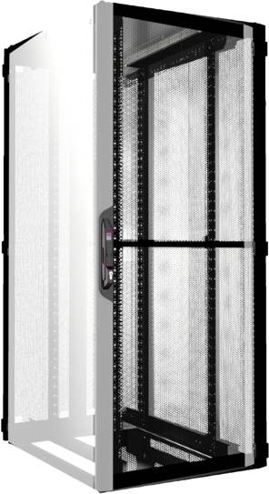 Et åbnet serverrack-skab med synlige beslag og ventilationsåbninger, egnet til placering af IT-komponenter.