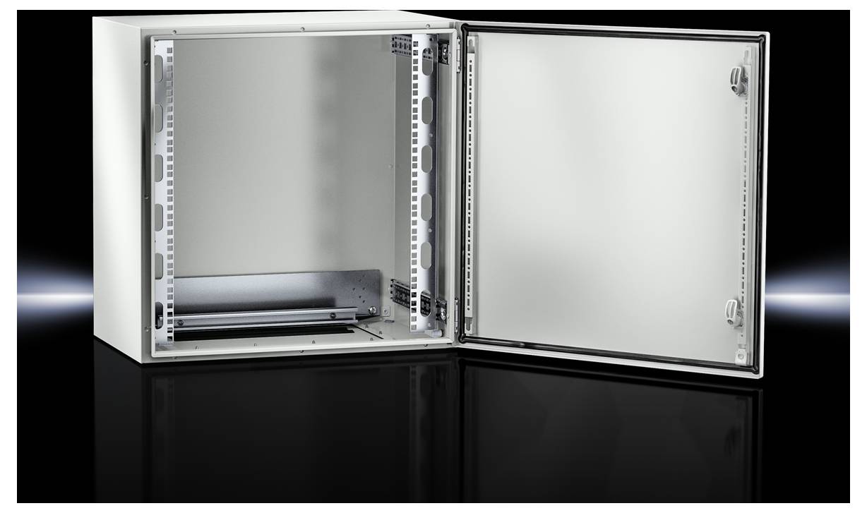 Metalskab med åben dør, viser et tomt indvendigt rum med monteringsskinner til enhedsinstallation. Sort, reflekterende baggrund.