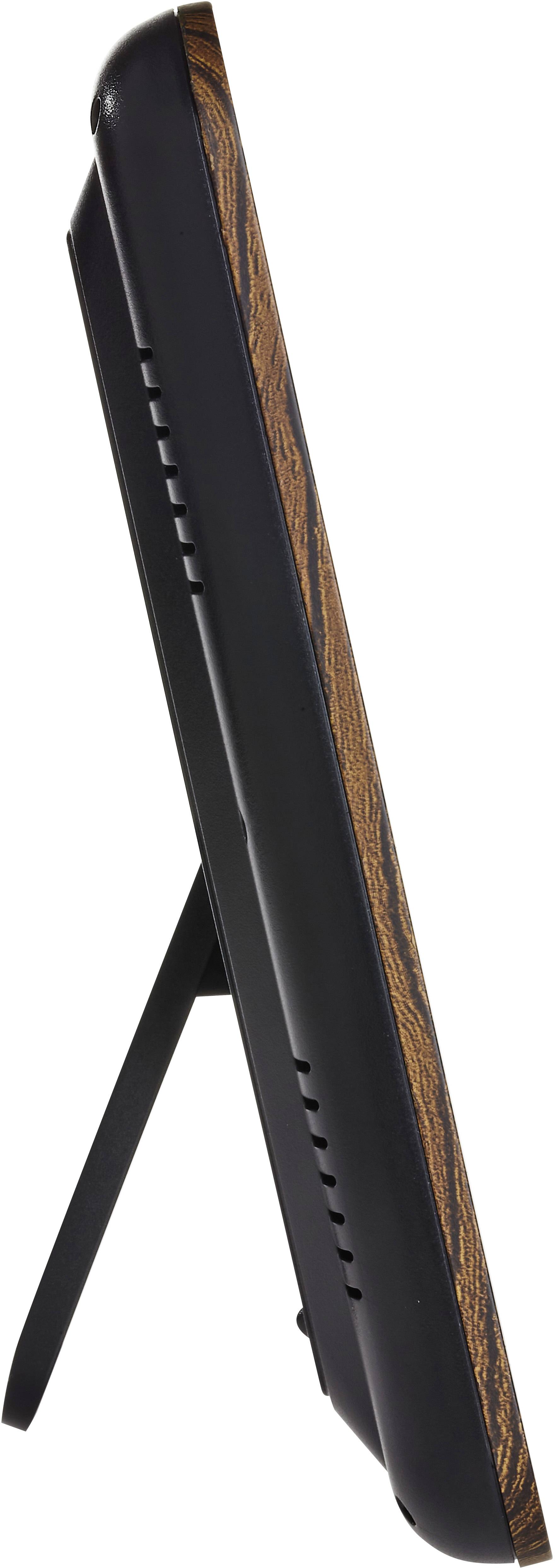 Digital fotoramme i sort plastik med træstruktur på siden. Den står på en foldbar støtte.