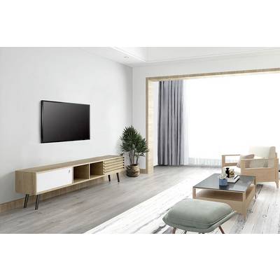 Lyst, moderne stue med trægulv, TV på væggen, træmøbler, sofa og stort vindue med gardiner.