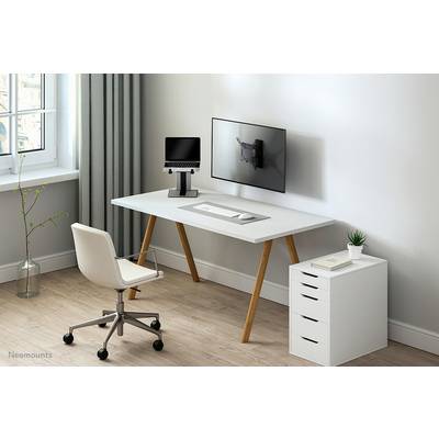 En moderne arbejdsplads med et hvidt skrivebord, en skærmholder med skærm, et tastatur og en hvid stol på et trægulv.