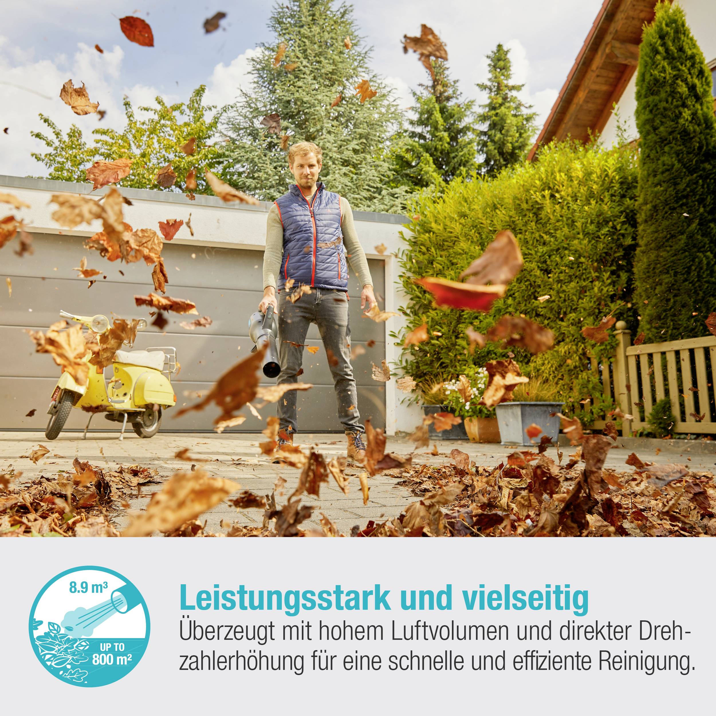 En person blæser efterårsblade på en gårdsplads med en løvblæser. Tekst: 'Kraftfuld og alsidig'. Illustrationer viser luftvolumen.