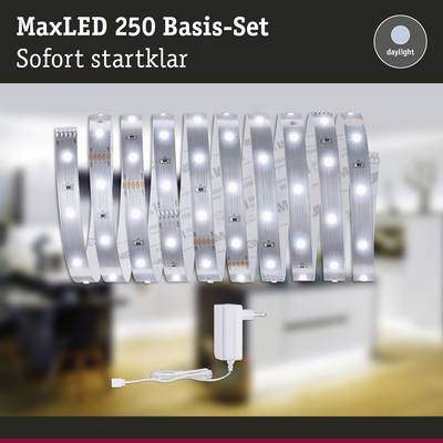 MaxLED 250 Basis-sæt: Indeholder LED-strip og strømforsyning. Klar til brug med det samme. Baggrunden viser et sløret boligrum.