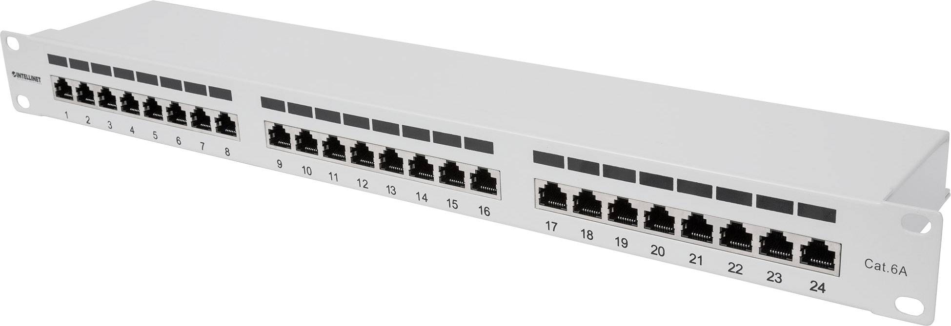 Et 24-ports patchpanel med sorte RJ45-Ethernet-stik, mærket 'Cat.6A', monteret i et hvidt metalkabinet.