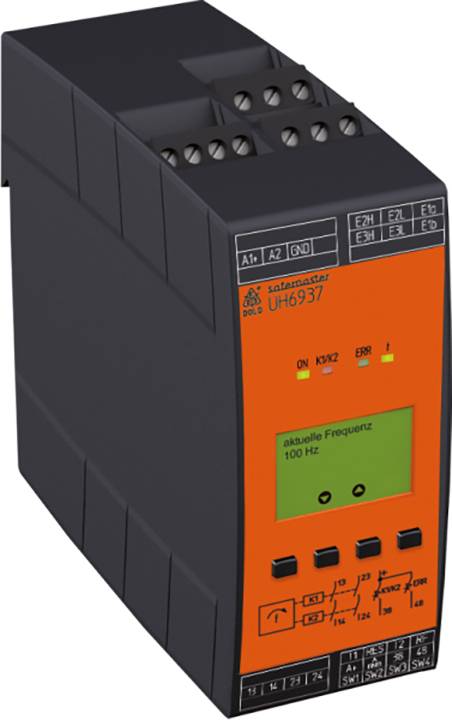 Elektronisk enhed med grå kabinet og rød forside. Et display viser 'aktuel frekvens 100 Hz'. Flere tilslutninger øverst og betjeningsknapper nederst er synlige.