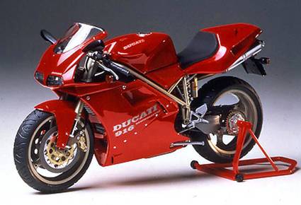 Et rødt motorcykel på en støtte, fotograferet i skråt sideview. Mærke „Ducati 916". Sportsligt design, uden baggrunddetaljer.