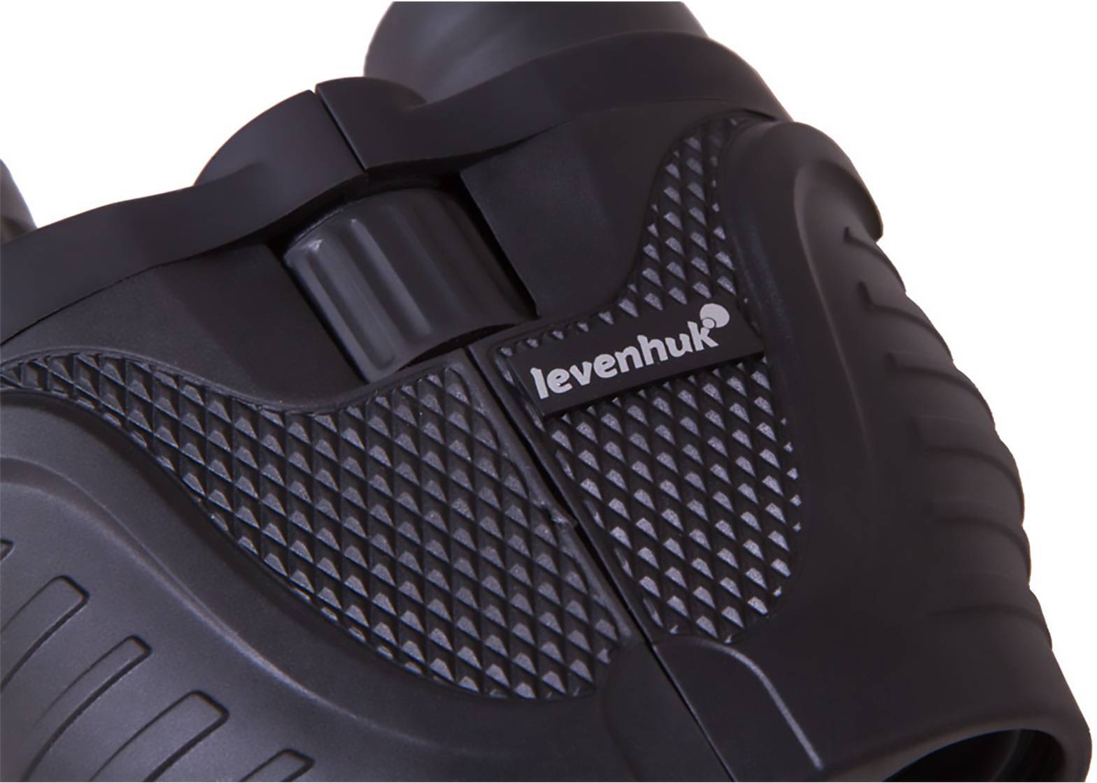 Sort kikkert med struktureret greb. Mærketekst 'levenhuk' synlig på siden af grebet.