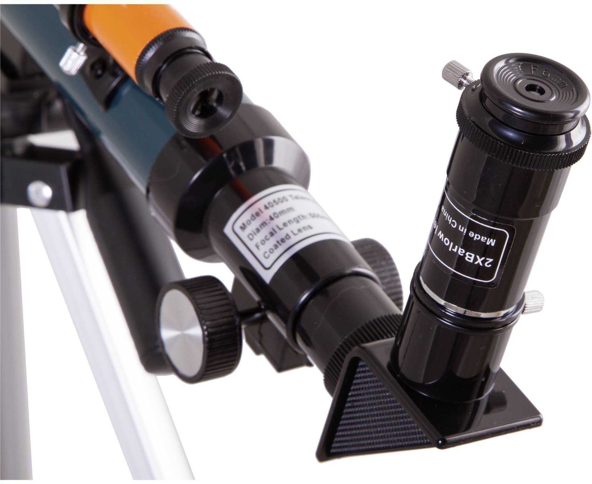 Nærbillede af et astronomisk teleskop. Forskellige optiske linser og fokusmekanismen er tydeligt synlige.