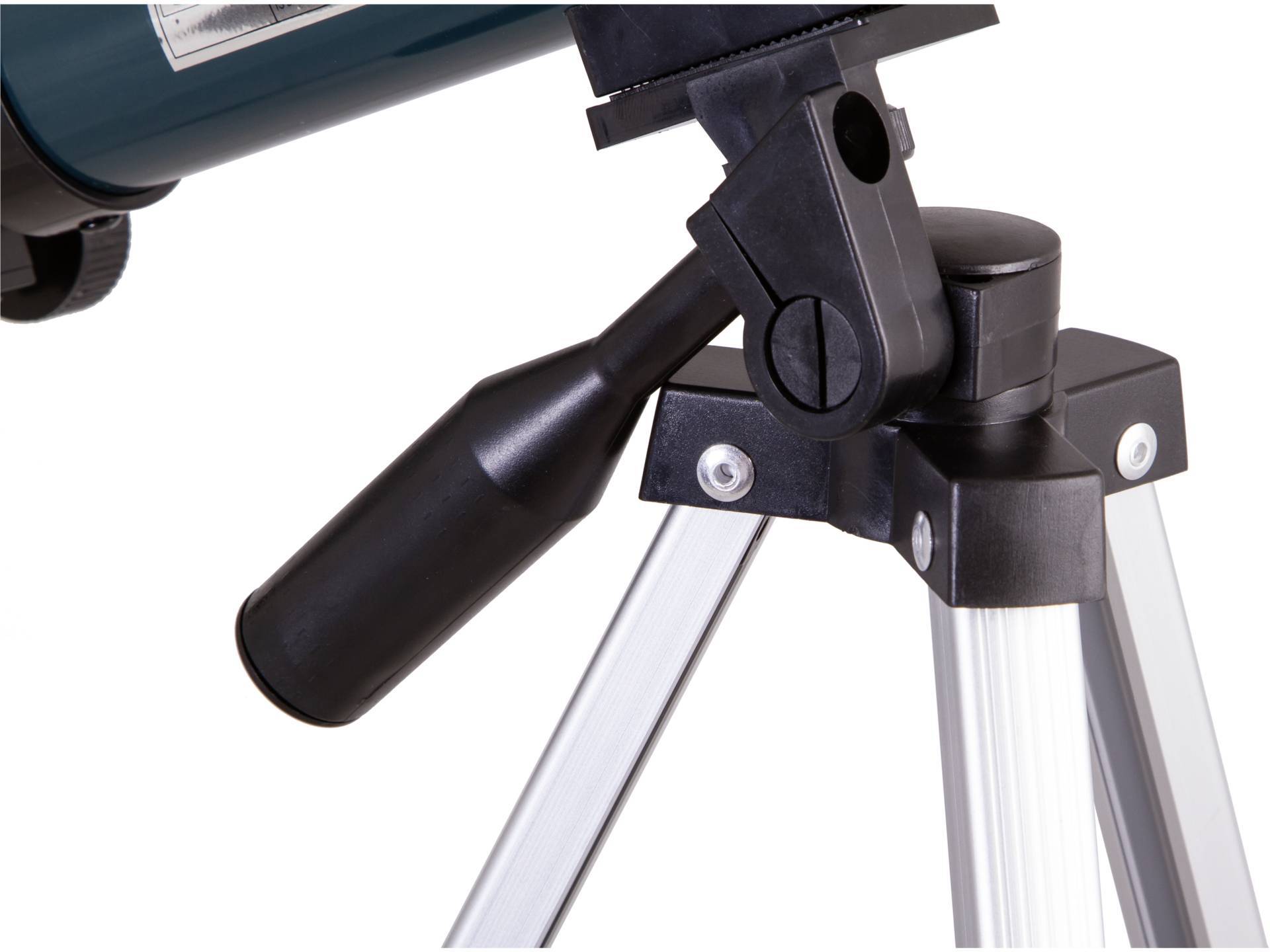Et sort teleskop på et aluminiumsstativ. Fokus på justeringsmekanismerne til indstilling af teleskopets retning.