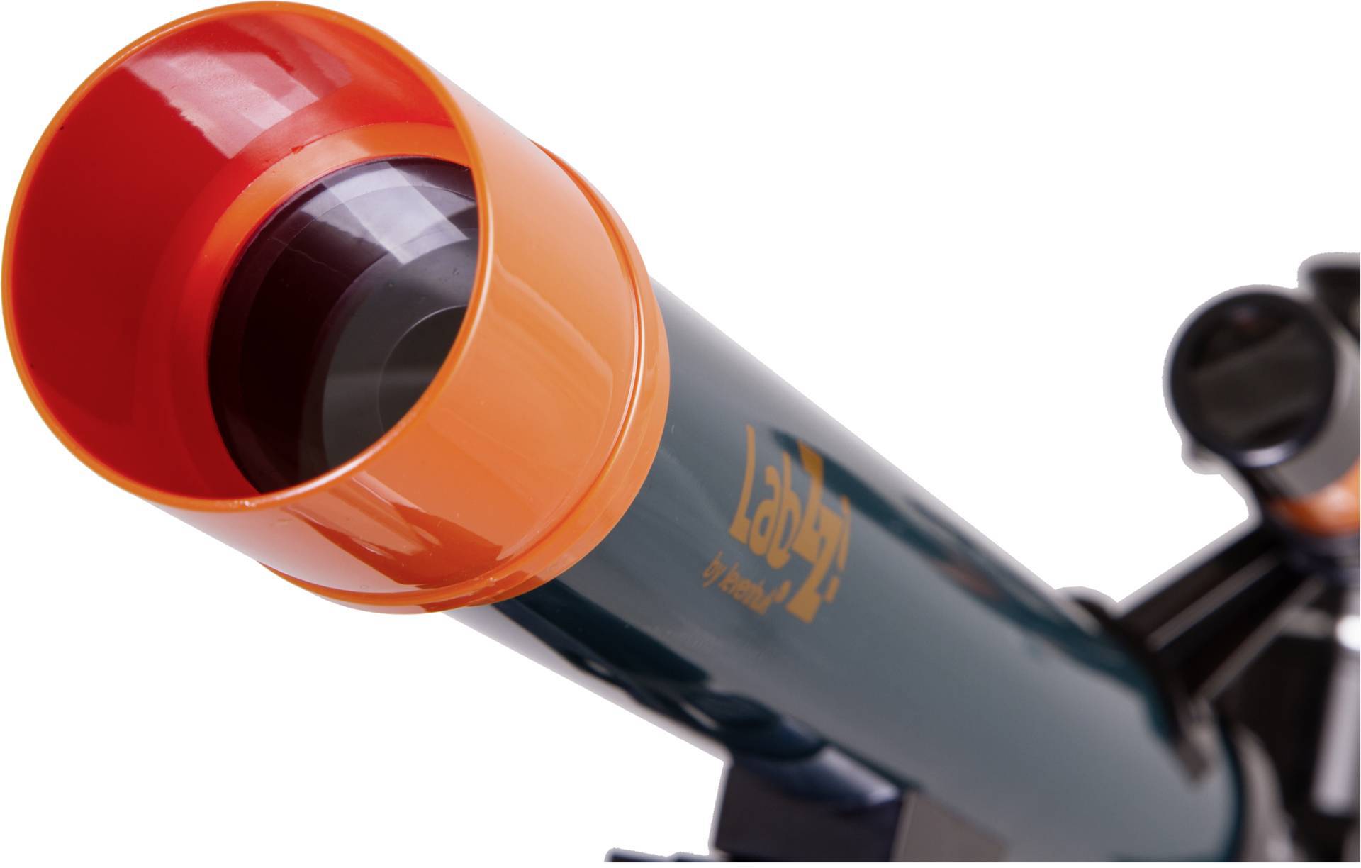 Nærbillede af et orange linseteleskop, der viser okularet og dele af huset. Det er et optisk instrument til observation af stjerner.
