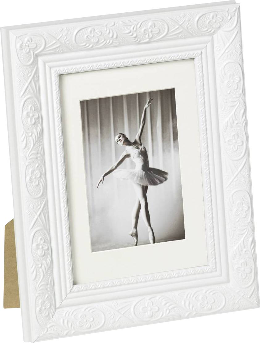 Et indrammet foto viser en ballerina i en elegant positur på tåspidserne. Rammen er hvid og dekoreret.