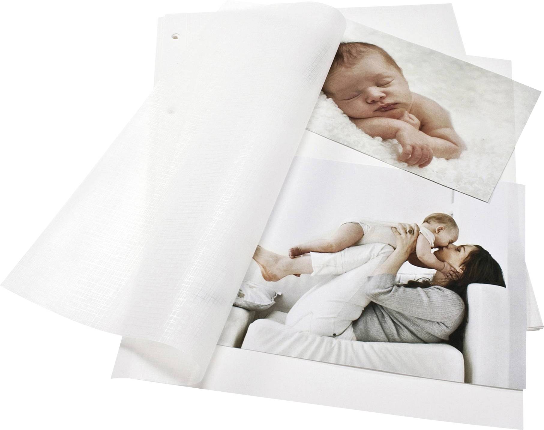 Fotos på store transparente sider; en baby sover øverst, og nederst leger en baby med en kvinde på en sofa.