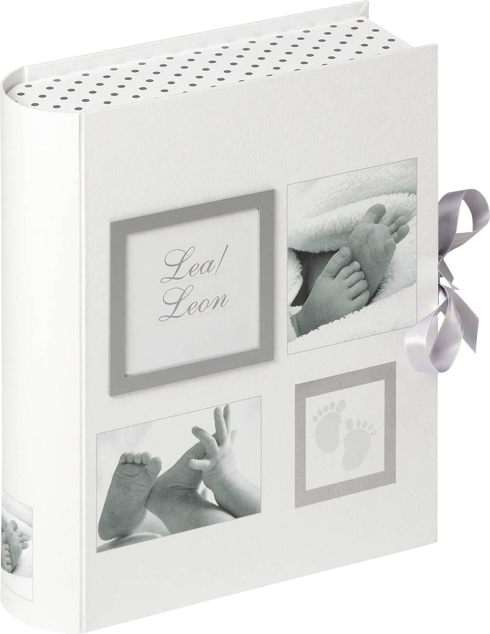 Et hvidt fotoalbum med et bånd viser babyfødder på flere billeder. Navnet 'Lea Leon' er synligt på forsiden.