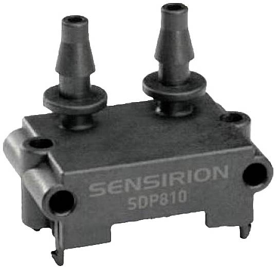 En sensor fra Sensirion, model SDP810, med to tilslutningsstudse til differenstryksmålinger.