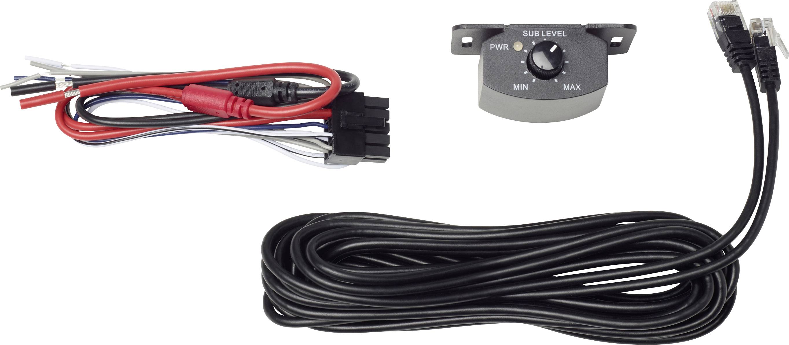 Kabel- og kontrolsæt til bilens lydsystem, bestående af strømkabel, fjernbetjening med volumenkontrol og to lydkabler.