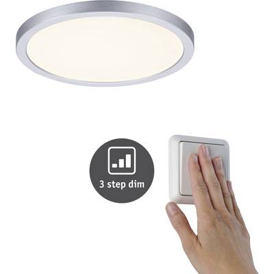 Rund loftslampe med let metalramme, som lyser varmt hvidt. Hånd betjener afbryder med '3-trins dæmp' symbol, der indikerer dæmpningsfunktion.