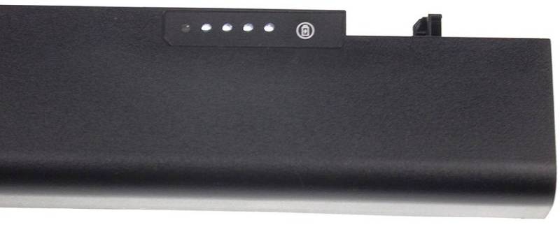 En sort laptopbatteri med en knap og fire små LED-lamper, der viser opladningsstatus.