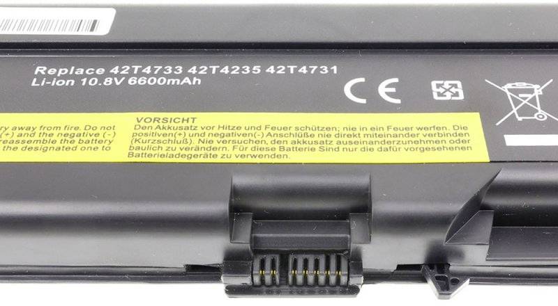En laptop-batteriet med et mærkat, der viser modelspecifikationer og advarsler om varme og brand.