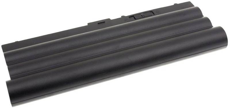 Et sort laptop-batteri med flere celler i rektangulær form ligger fladt på en hvid baggrund.