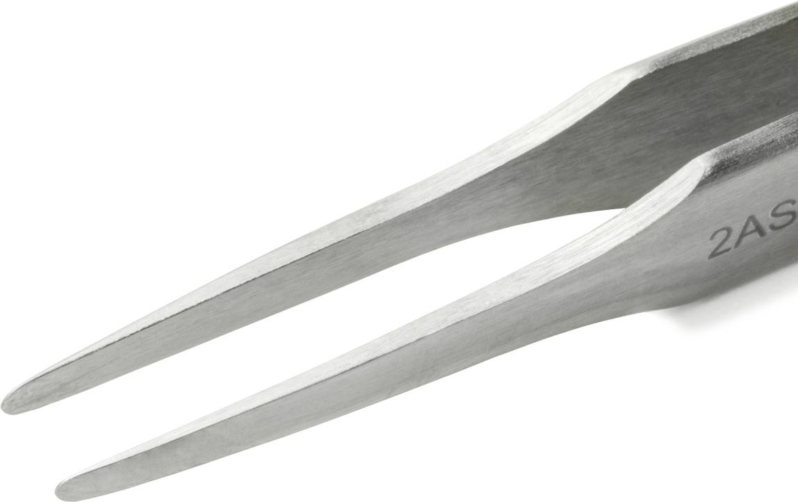 Metalpincet med spidse ender, anvendt til præcise gribeopgaver inden for medicinske eller håndværksmæssige anvendelser.