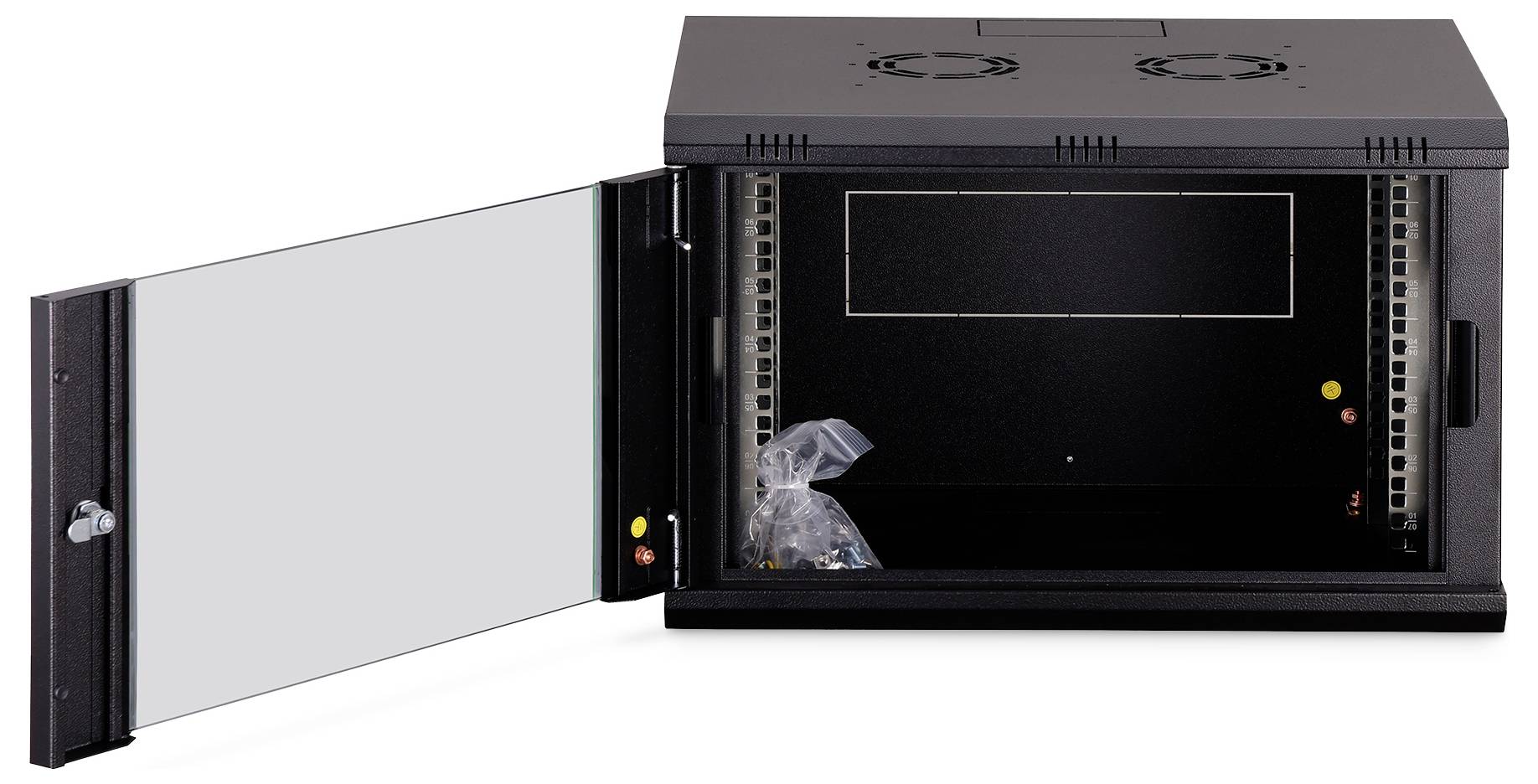 Et lille, vægmonteret serverrack-kabinet med en åben glasdør, som viser et mørkt indre velegnet til placering af netværksudstyr.