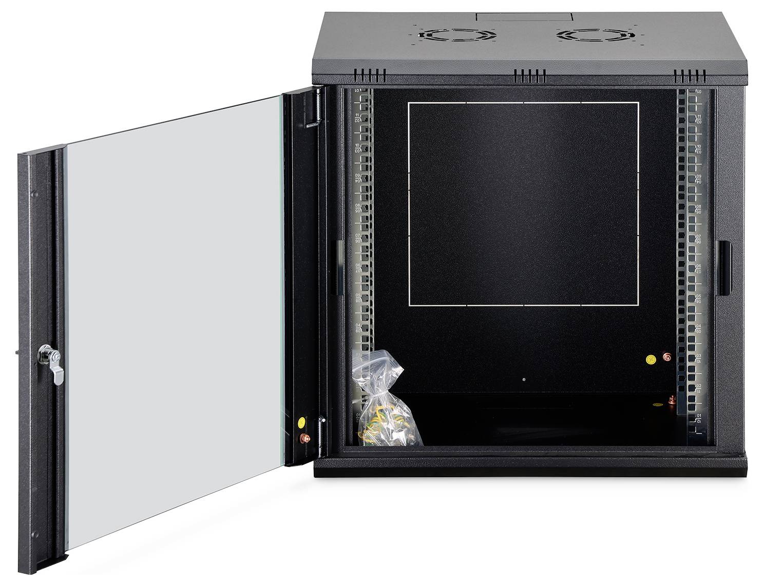 'Sort vægmonteret serverrack med åben dør, som viser det tomme indvendige rum og en lille pose installationshardware inde i racket.'