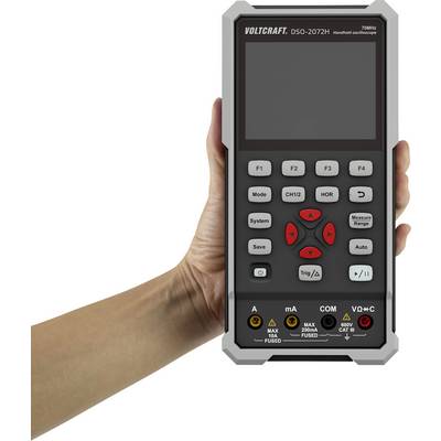 En hånd holder et bærbart oscilloskop fra Voltcraft, model DSO-2072H, med en stor skærm og talrige betjeningsknapper.