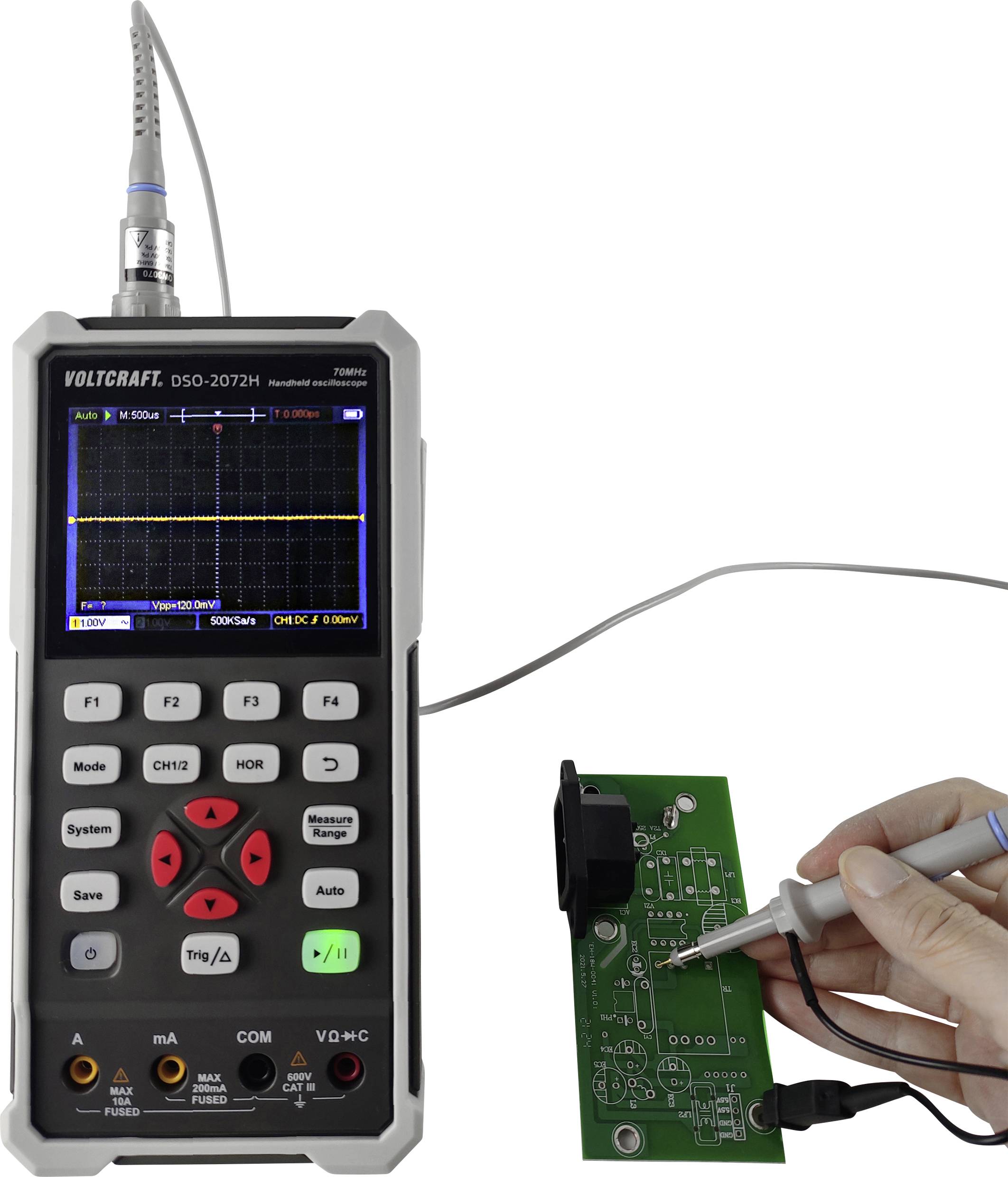Et håndholdt oscilloskop måler et elektronisk signal på et printplade. Displayet viser en sinuskurve og menuindstillinger.