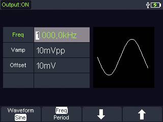 Billede af et oscilloskop-display: Output er 'TIL'. Frekvens 1000,0 kHz, spænding 10 mVpp, offset 10 mV. Bølgeformen er sinus.