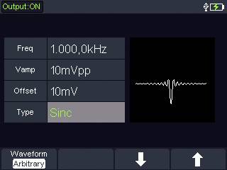 Skærm på en funktionsgenerator. 'Output: TIL', Frekvens: 1,000,0 kHz, Spænding: 10 mVpp, Offset: 10 mV, Type: Sinc. Bølgeformvisning til højre.