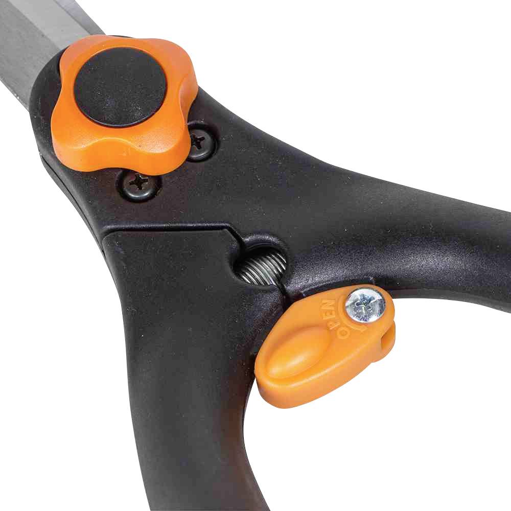 En sort havesaks med orange håndtag og en lukkemekanisme, perfekt til at klippe planstængler.