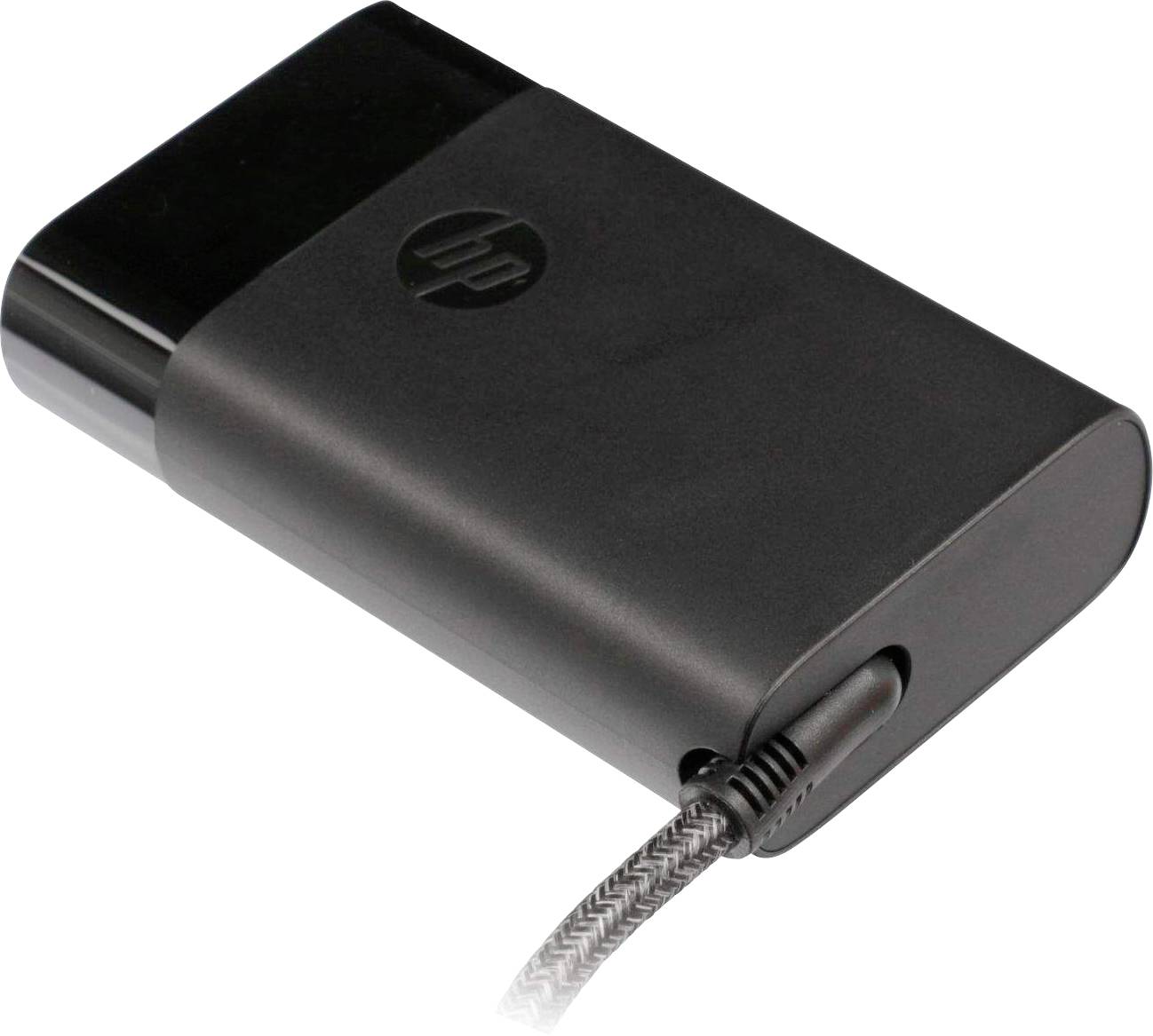 Sort rektangulær laptop-oplader med afrundede kanter og synlig kabelstik.