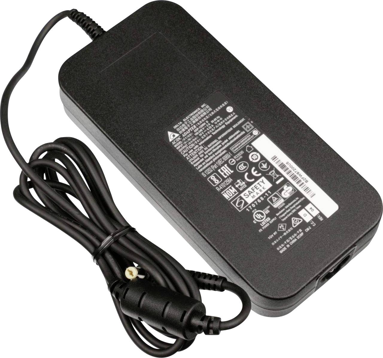 Et sort laptop-opladeren med kabel er vist. Tekst og symboler på opladeren viser specifikationer og sikkerhedsmærker.