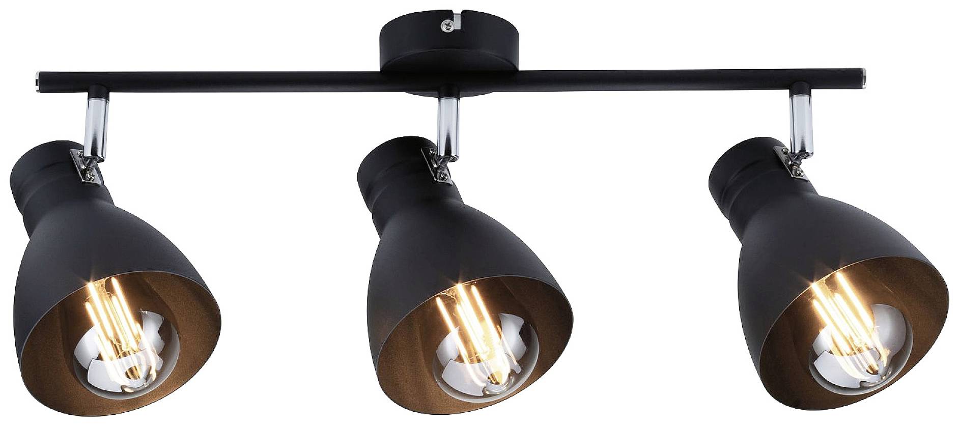 Tre sorte loftslamper med varmt, klart lys, fastgjort på en metalophæng, lyser rummet jævnt op.