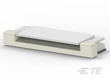 En hvid, rektangulær elektrisk stikforbinder med flad profil ligger på en hvid baggrund.