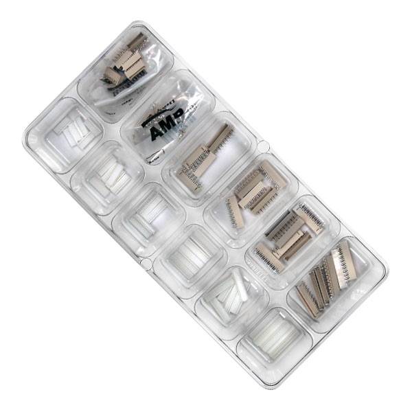 Gennemsigtig plastikboks med flere rum, fyldt med forskellige elektriske stik og komponenter.