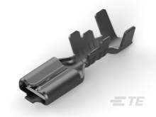 En sort, metallisk komponent med flere kanter og riller, sandsynligvis en elektrisk stikforbindelse. Til venstre er der en åbning.