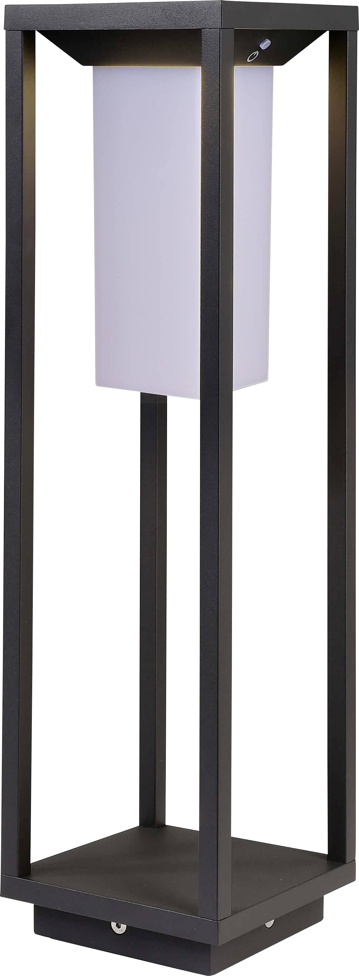 En moderne, rektangulær standerlampe med sort ramme og hvid lampeskærm, egnet til stilfulde indendørsrum.