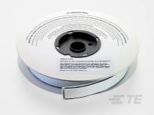 En rulle med etiketbånd, mærke 'Dymo'. Rullen er rund med en sort kerne. Den fremstår på en neutral overflade.