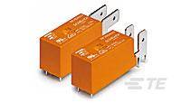 To orange relæer med metalpinde, mærket med tekniske specifikationer. De ser ud til at være til elektroniske anvendelser.