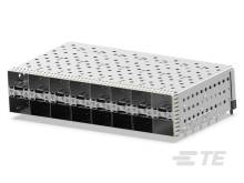 Hvid perforeret metalplade, rektangulær, med ventilationssprækker langs undersiden. Klart, minimalistisk design.