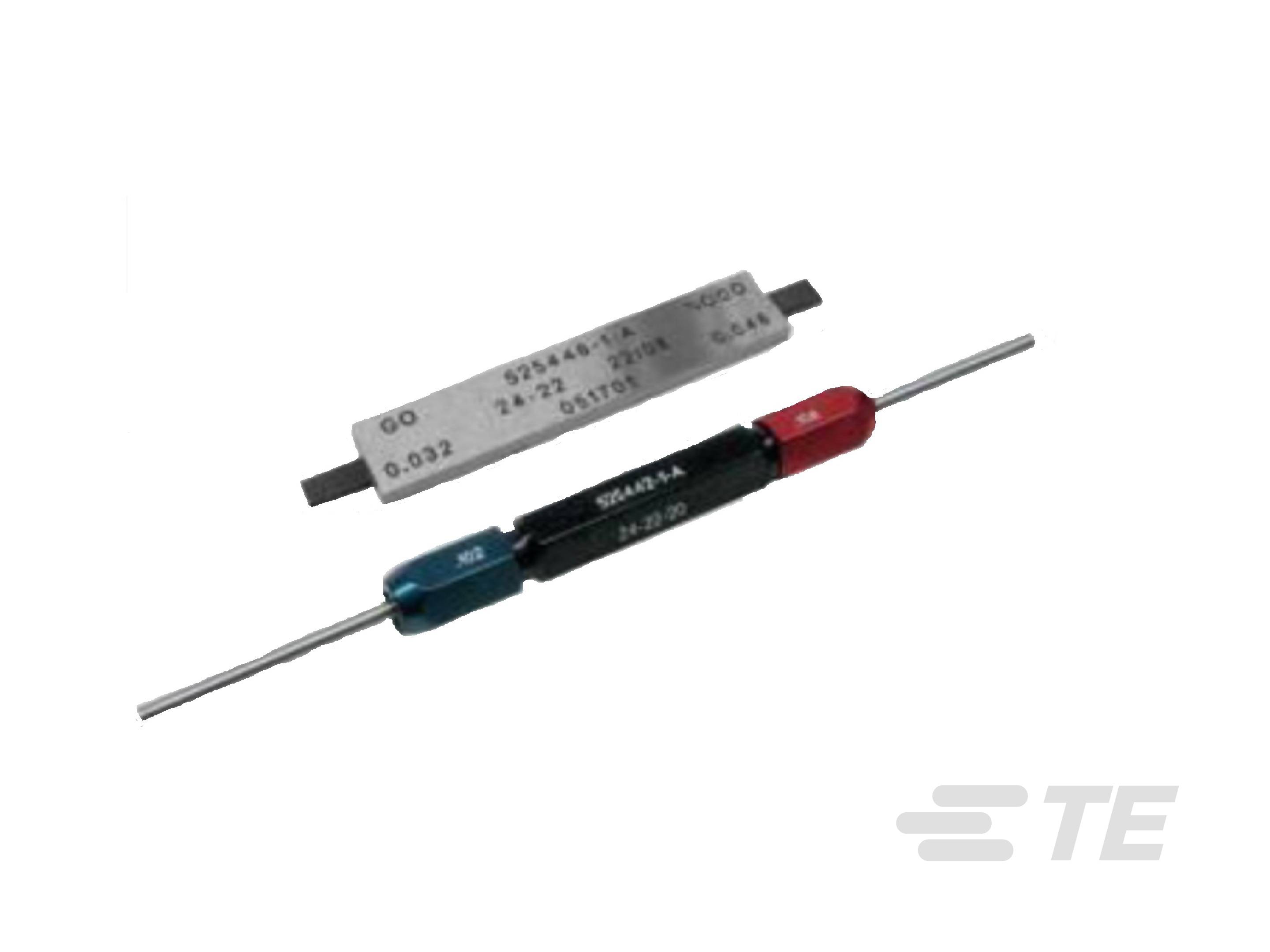 To elektroniske komponenter. Øverst: Rektangulær, grå, med påskrift. Nederst: Cylinderformet, blå-rød, med kabelstik.