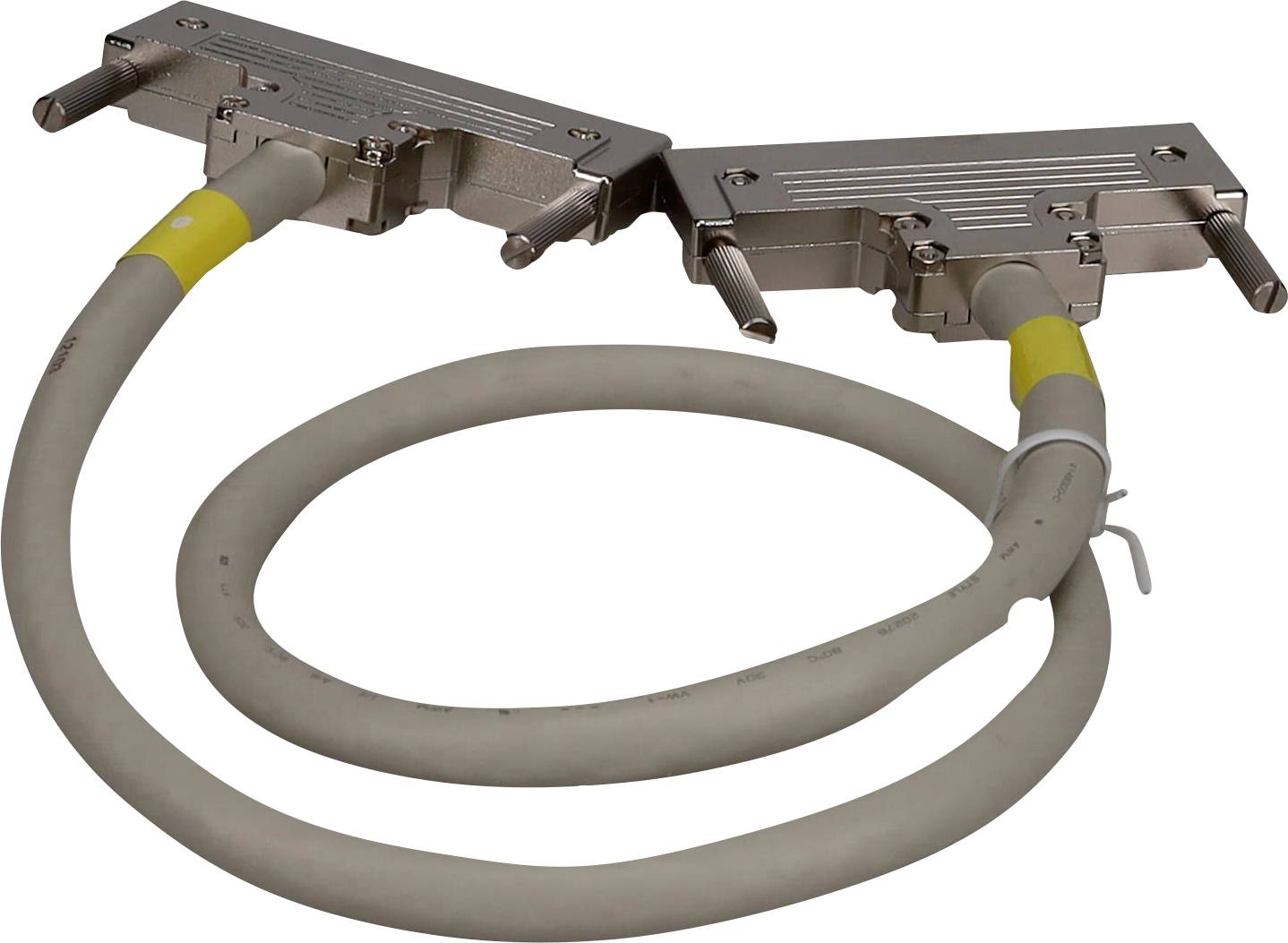 Et spolet beige kabel med to metalstik i hver ende, forsynet med skruer og gule etiketter, bruges til data- eller elektriske forbindelser.
