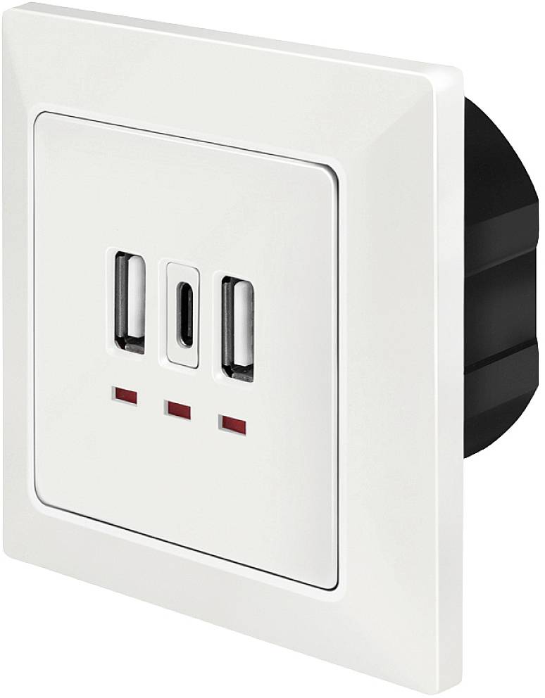 Hvid stikkontakt med to universelle stik og en USB-port i midten. Den er egnet til vægmontering.