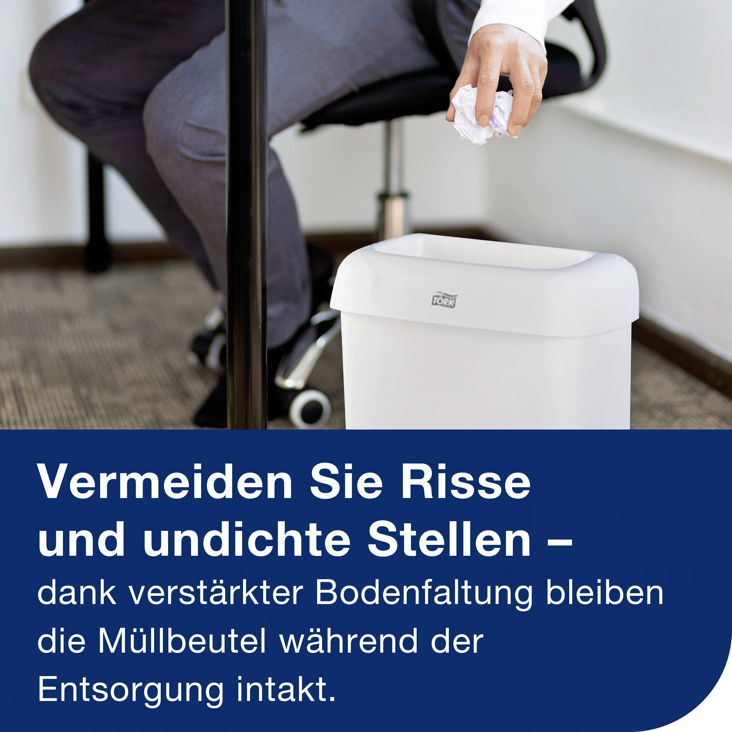 En person smider et krøllet stykke stof i en lille, hvid skraldespand. Teksten beskriver skraldeposens holdbarhed.