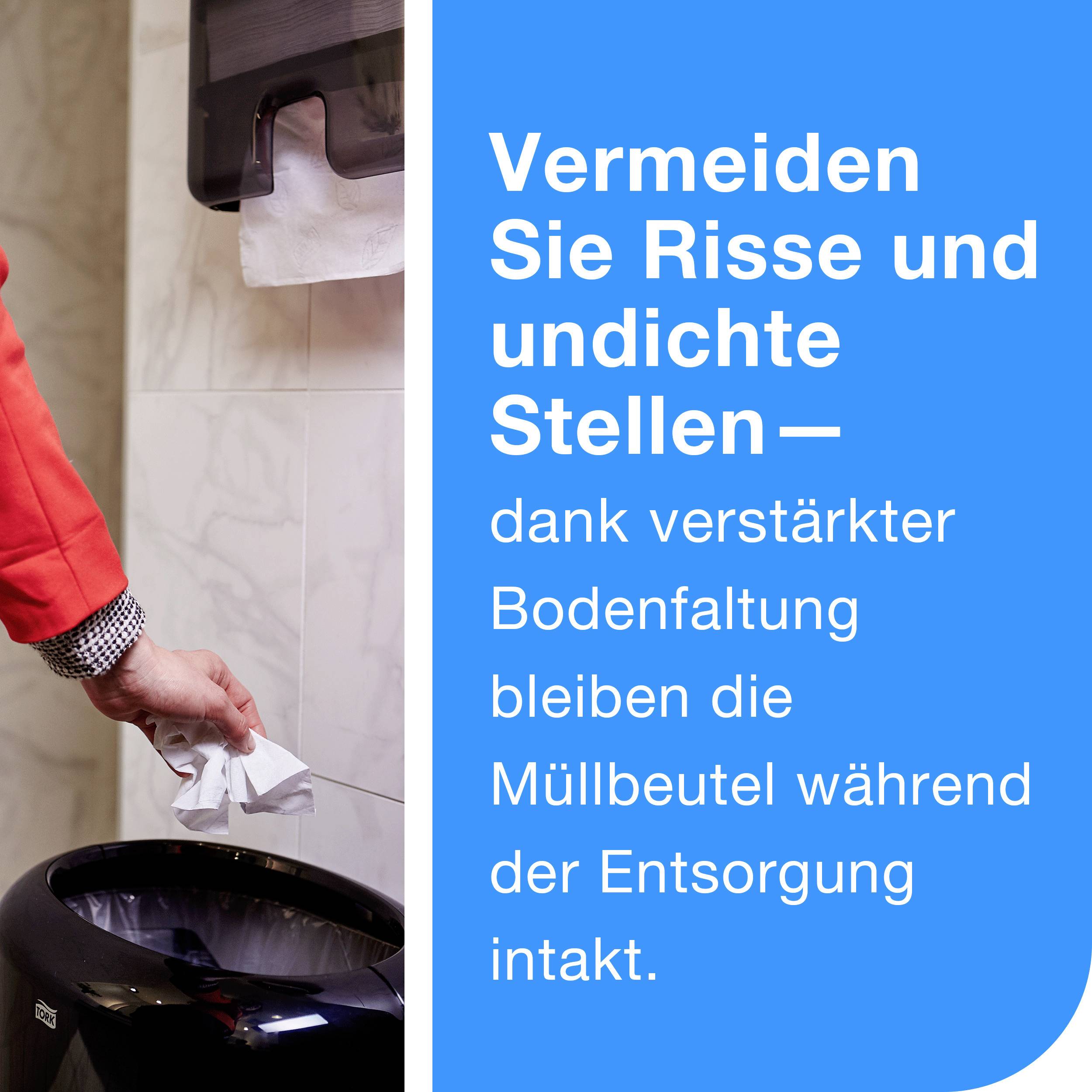 En person smider et brugt papirlommetørklæde i skraldespanden. Tekst på blå baggrund: 'Undgå revner og utætheder – Forstærket bundfold holder affaldsposerne intakte under bortskaffelse.'