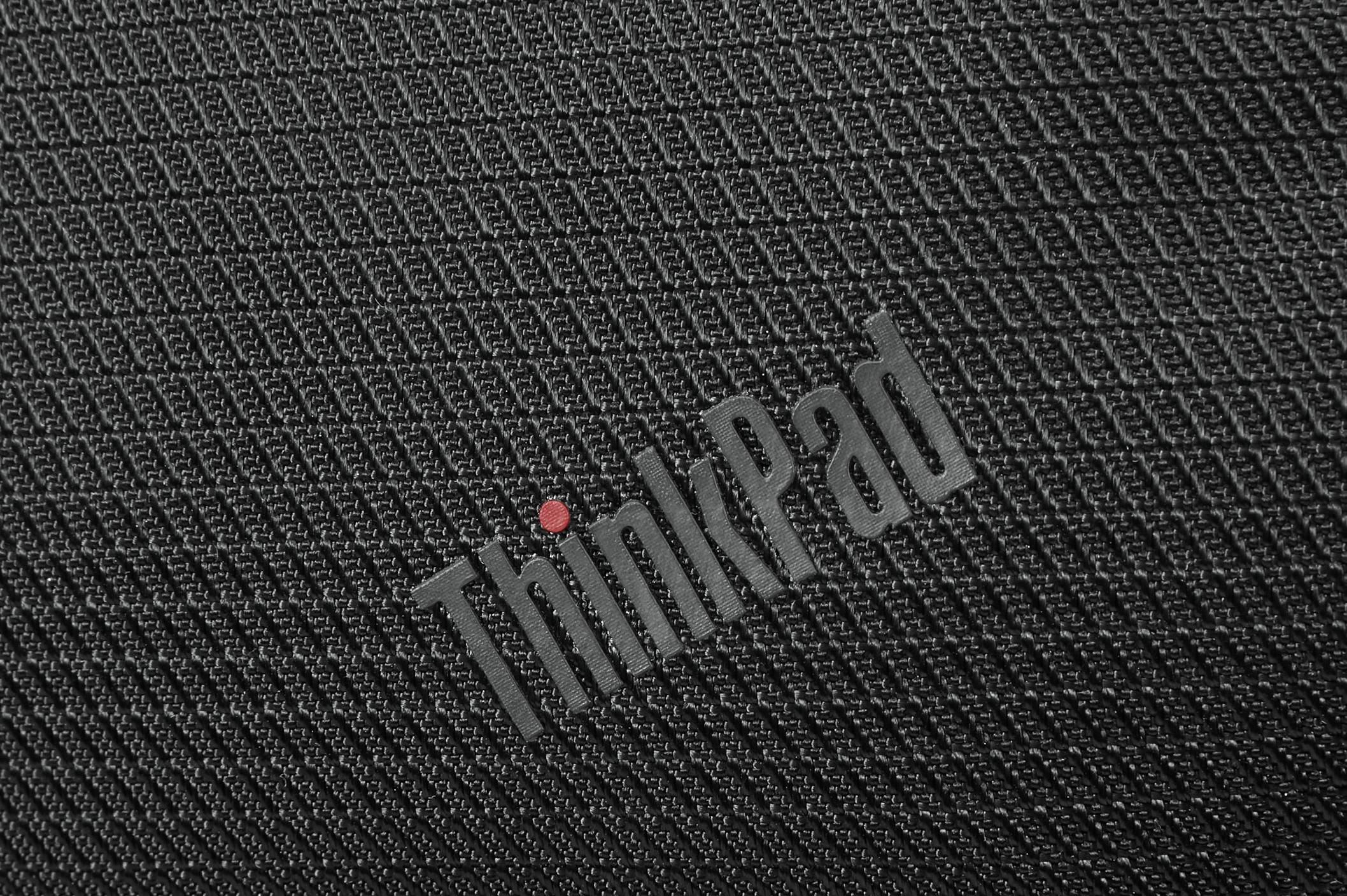 ThinkPad-logo på sort, struktureret baggrund.