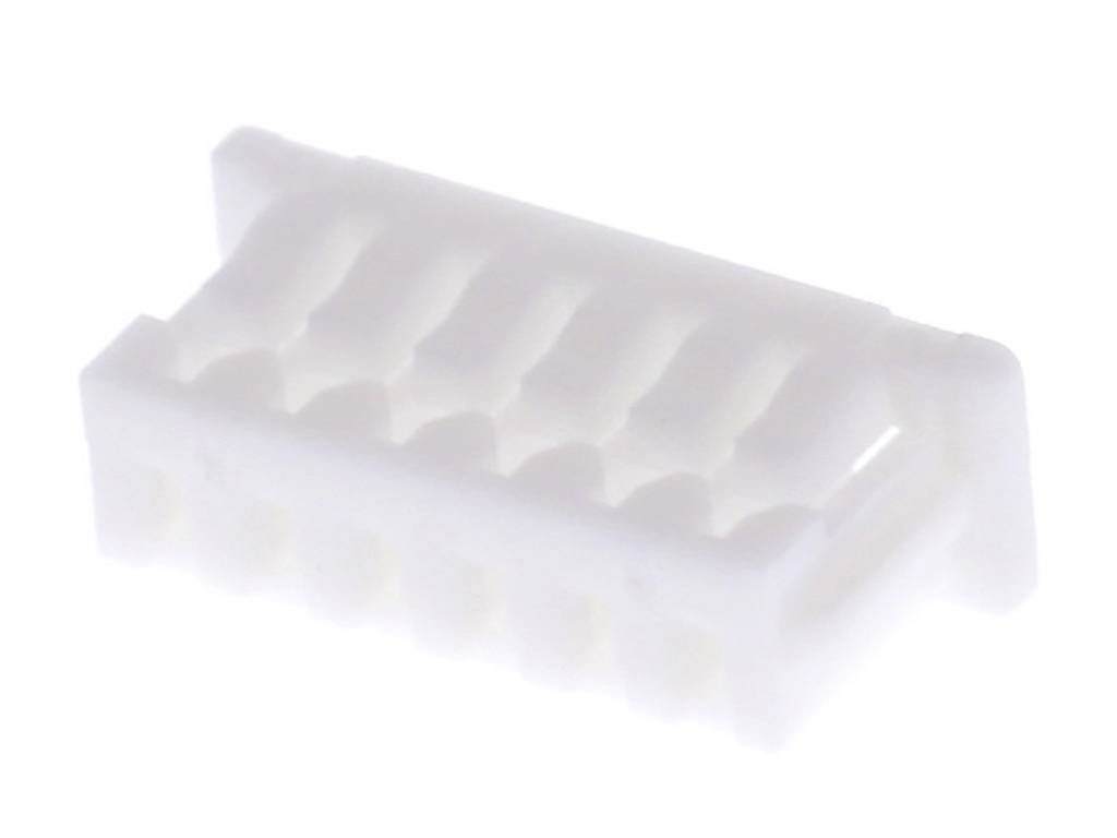 En hvid, rektangulær plastikforbinder med flere indvendige udskæringer, sandsynligvis egnet til elektroniske tilslutninger.
