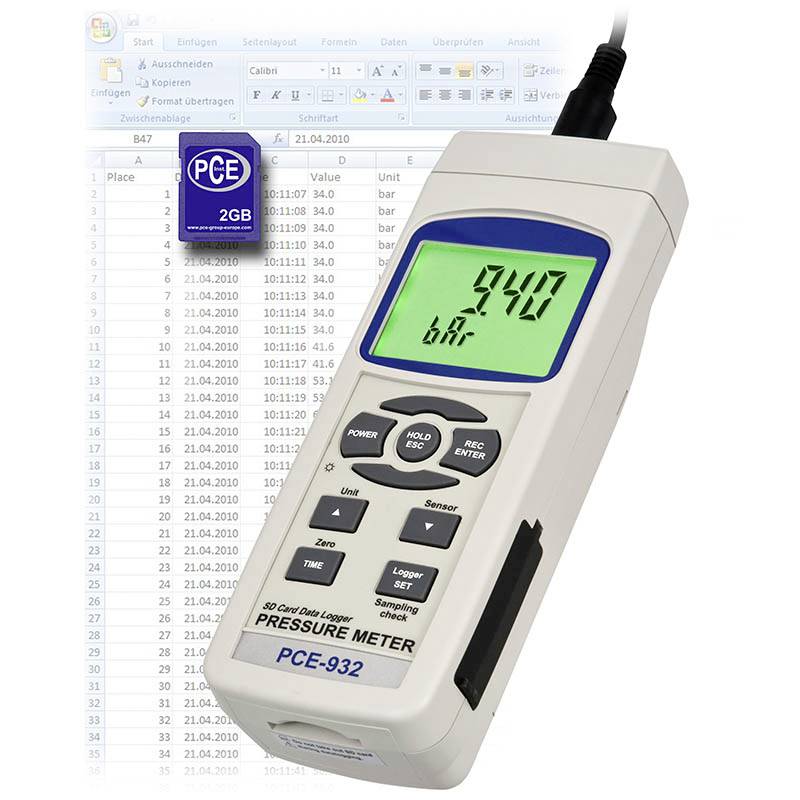 Et trykmåleinstrument med digitalt display viser '940 mbar'. I baggrunden er en tabel med måledata synlig.