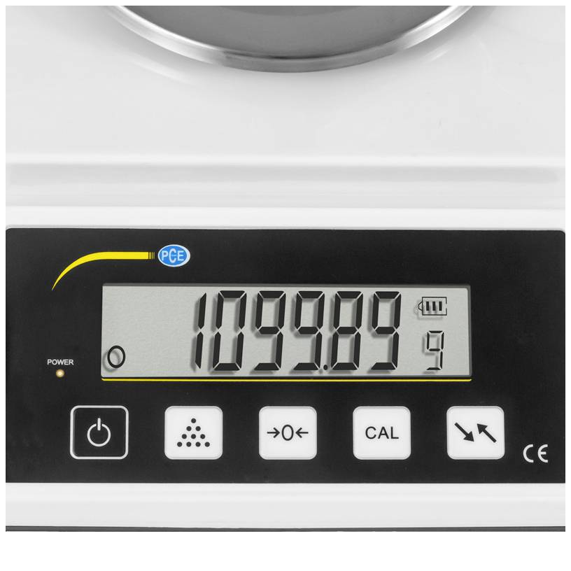 Digital vægt med display '1099.89g', nedunder knapper: Power, Cal og navigationstaster. Øverst til venstre CE-mærke og PCE-logo.